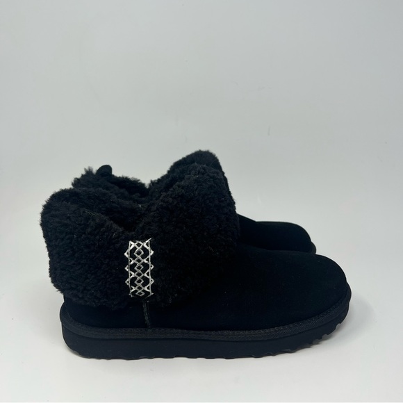 UGG Classic Ultra Mini Braid Boots
Size 7 - Picture 2 of 9